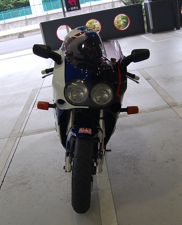 ケビンシュワンツサイン付コーヒーテーブルブック スズキGSX-R 20周年記念 Amazon.co.jp: 1/12 ヨシムラ・スズキGSX-R750 1986年鈴鹿8耐